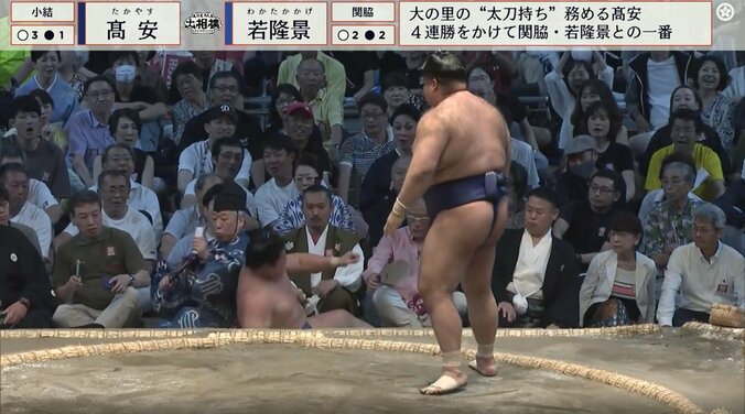 土俵下に転落した若隆景の先に信長様