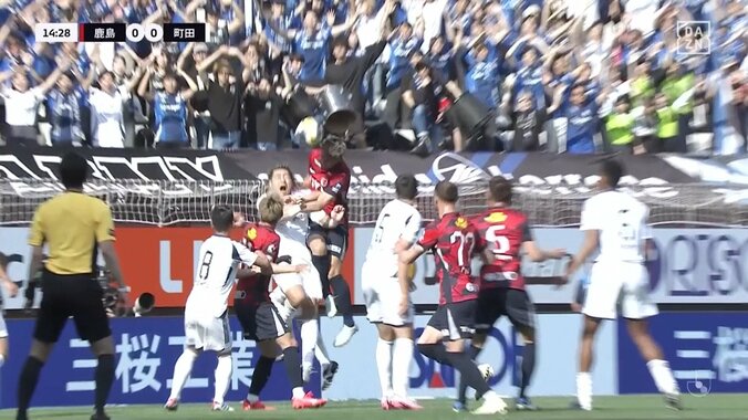 「ファウルだろ」「VAR寝てるのか」シュートミスorファウル？ド派手な決定機逸もVAR介入なしに疑問の声「PKだった気がするけどな」 5枚目