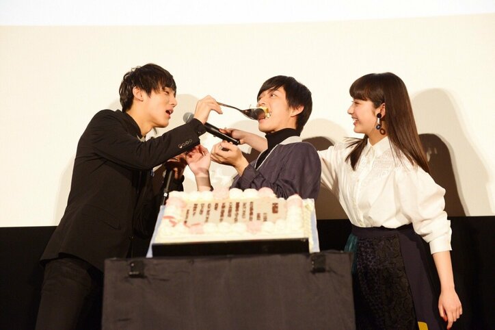 平祐奈、映画『ReLIFE リライフ』撮影中に大学受験　卒業ケーキのサプライズに涙