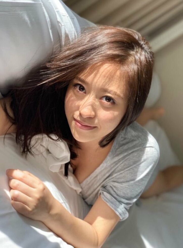 モー娘。小田さくら、胸元チラリの寝そべりショットに「セクシー」「色っぽく素敵」の声