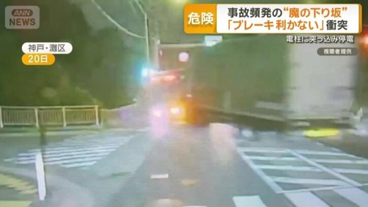 制御を失った大型レッカー車が交差点へ