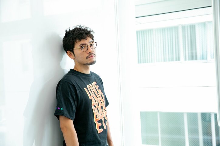 ２代目バチェラー 小柳津林太郎流キステクニック「STEP1 顎に手を添える」