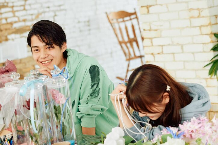 美しすぎる青学生の背中に…「ちょっと待って、めちゃめちゃ恥ずかしい！」17歳俳優と大胆イチャイチャ『花束オオカミ』第10話