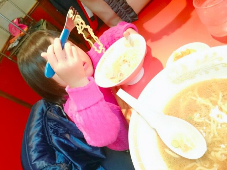 大堀恵　3歳の娘と共にカウンターでラーメン、時の流れに感慨