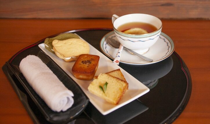 藤井聡太王将、ひと足お先に春の味「桜餅&そばまんじゅう」 羽生善治九段「焼き菓子アソート」/将棋・王将戦七番勝負第5局