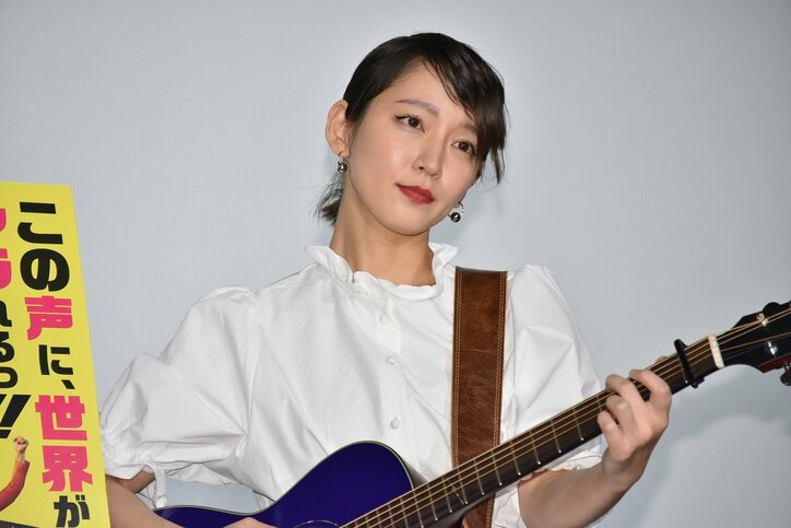 吉岡里帆、ギター片手に感涙の人生初ライブ！「涙が上がったり、下がったり」