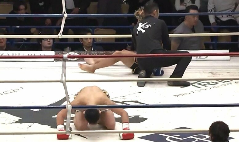 左ハイで衝撃KOも直後に土下座 異例の光景 「ちょっと記憶が飛んでる」劇的結末も「これは気まずい」複雑な反響