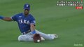ボールとグラウンドの間にグラブを滑り込ませる 超メジャー級のスライディングキャッチ「スーパープレイ」「これが世界の守備」