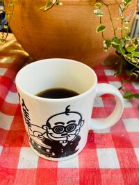 川崎麻世『本人から頂いた加トちゃんマグカップで庭でコーヒー』