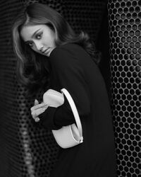 谷まりあの魅力的なモノクロショットに「違う人みたい」「めっちゃ可愛い！1番推してるモデル」の声