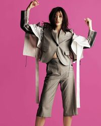 朝比奈彩、個性的なスーツ姿でのオフショットを公開し話題に「カッコイイ」「素敵です」