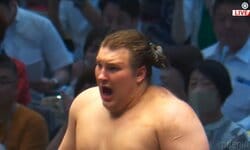 安青錦、“痛みに耐えて”史上初の復活V！ 巴戦を制して3場所ぶり自身3度目の幕内優勝 1場所での大関復帰を決めた場所でW快挙