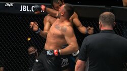 高速バック・エルボーに戦慄！ 圧勝ムードが一転…顔が腫れ上がる壮絶死闘に「ロッキーかよ」