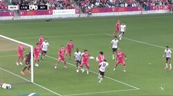 「日本人最強FW」「背筋オバケやん」大迫勇也、ピンポイントクロスに合わせるどんぴしゃ“バックステップヘッド”炸裂！難易度高すぎのヘディング弾に「これはレベチ」の声