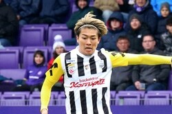 中村敬斗が豪快ミドルで今季公式戦17点目！　7試合ぶり得点でホーム最終戦白星に貢献