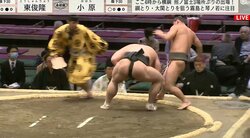 力士がショルダータックルで相手を吹っ飛ばす衝撃シーン「すげえ、さいご肩で押した」「飛んでる」館内騒然