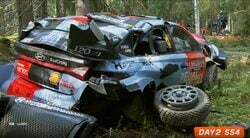 世界ラリー、真夏の高速決戦でまさか…マシンが激しく横転 乗員無事も“開始800mの出来事”に衝撃走る