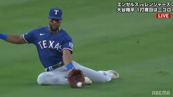 ボールとグラウンドの間にグラブを滑り込ませる 超メジャー級のスライディングキャッチ「スーパープレイ」「これが世界の守備」