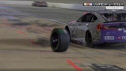 「F1で起こったら罰金」ピットで脱輪→“別のチームが”タイヤ交換するまさかの展開！ 前代未聞の珍事に解説者も「初めてみました」