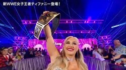 「肌と同化してる」“元体操”女子レスラーが過激衣装で凱旋スピーチ…大胆行為の“新王者”にファン大熱狂