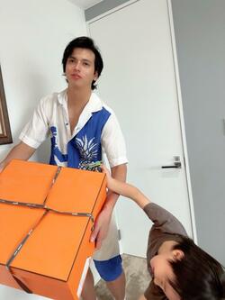  川崎希、夫・アレクから貰った『HERMES』の大きい箱に入ったプレゼント「有効期間が短いのよ～」 