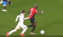 衝撃の6秒！ 伊東純也、爆速スピードで約50メートル走破→“超絶プレスバック” 相手のカウンターを猛追で封じ込めた瞬間