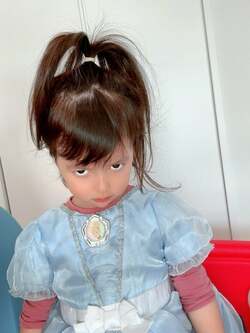  アレク、“漫画みたい”で可愛すぎると娘の姿を公開「髪の毛結ぶの嫌らしい」 