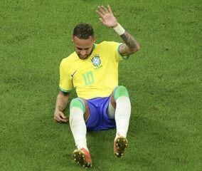 負傷交代に落胆のネイマール、足をひきずりながら会場を去る…ブラジル指揮官が明かした怪我の状態は？【W杯】