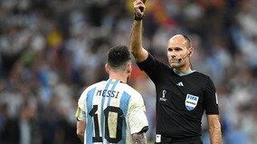 W杯でメッシが酷評したスペイン人審判、帰国へ