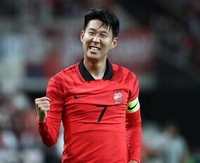 「とてもクール」英国紙の“W杯ユニランキング”で斬新な韓国のアウェーが２位選出、母国メディアも驚き！１位は日本のホームで「圧倒的にいい」