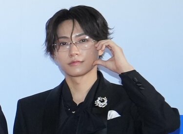 timelesz・橋本将生、黒スーツ&メガネ姿で登壇「とにかく顔が良い