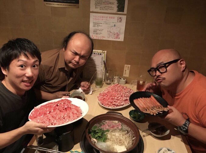 クロちゃん、自宅のベッド下で生活していた芸人と食事へ「宿泊料金2万5000円早く払えだしん！！」 1枚目