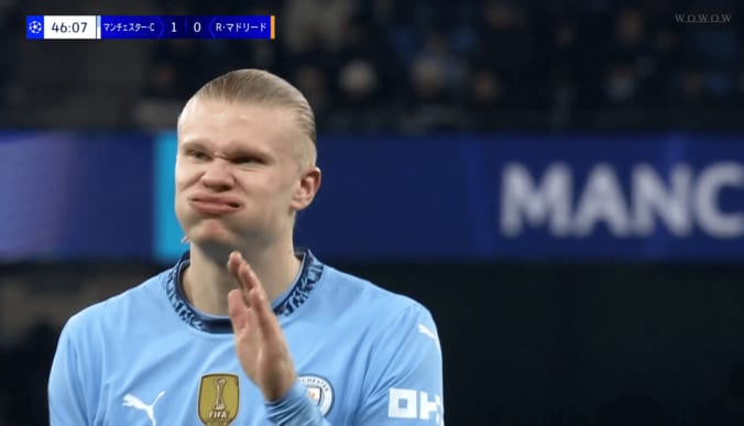 怪物ハーランドに喧嘩腰！“ちょっかい”から一触即発の激昂…引っ張り合いバトルの新人DFに驚愕の声「度胸がすげぇ」「熱いな」 3枚目