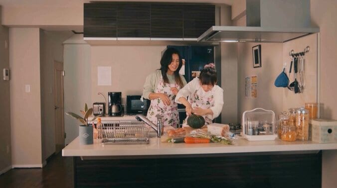 夫の不倫相手とは知らずに自宅に招待 お揃いのエプロンで料理…心を病んだサレ妻が可哀想すぎる『泥濘の食卓』 2枚目