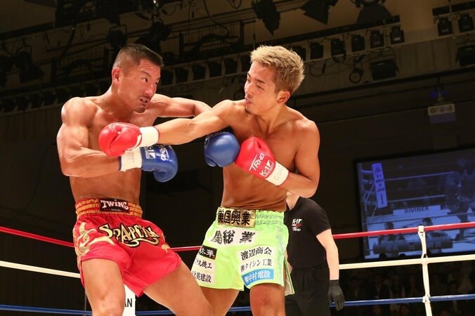 会見が“乱闘中止”の瑠久と堀井翼、瑠久が判定勝利で“クリーン”に抱擁 1枚目