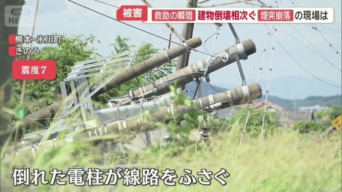 倒れた電柱が線路をふさぐ