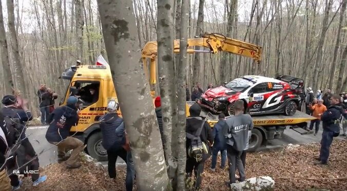 世界ラリー、トヨタの新星を“開始3分で”襲った衝撃アクシデント　観客総出の救出劇も路肩転落でレッカー出動の痛恨ミス 5枚目