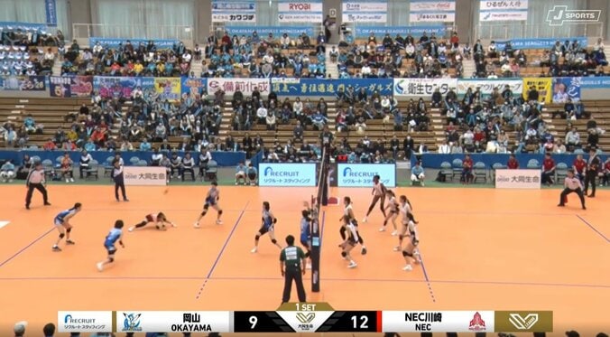 見事な開脚レシーブ