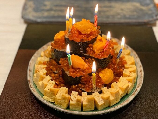 薬丸裕英、54歳の誕生日祝いにサプライズで寿司ケーキ「何事も前向きに捉えて」 1枚目