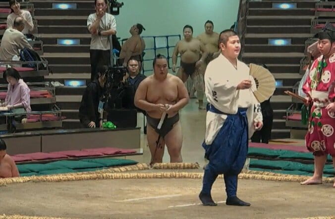 「え、鎮座してる」「えげつない存在感」大相撲、花道奥に“ただならぬ人影” 元人気力士の近影にファン騒然 3枚目