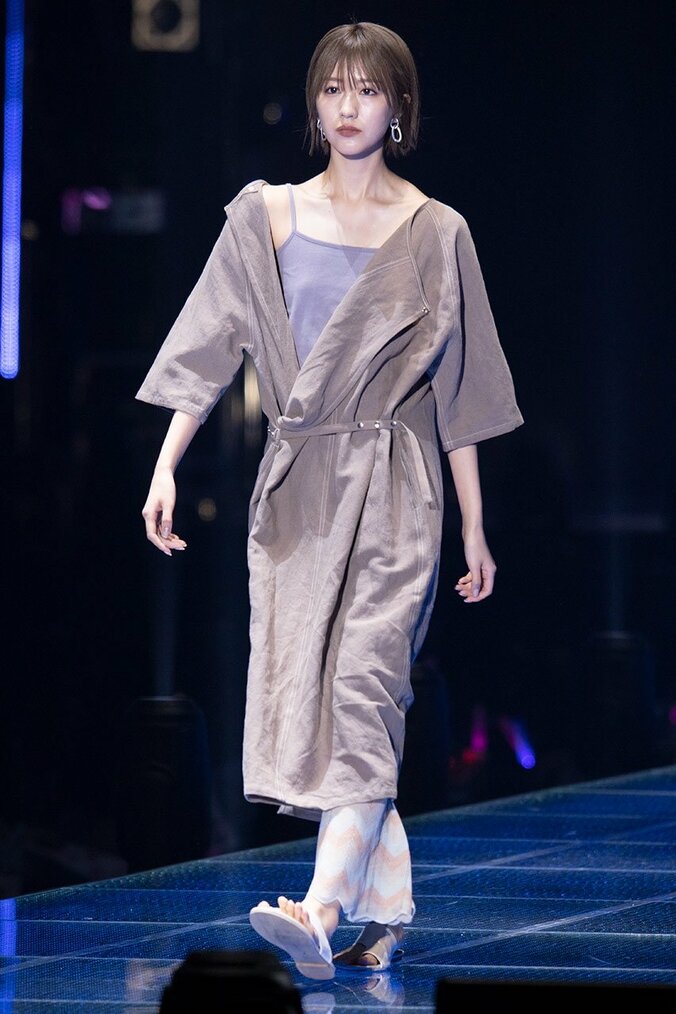 渡邉理佐の”あっかんべー”に大歓声！ 欅坂46が『TGC』ランウェイ歩く 5枚目