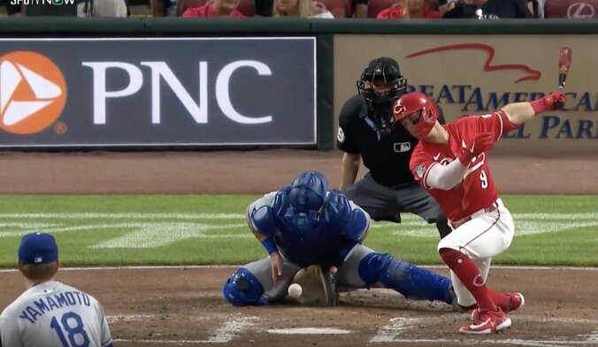 【写真・画像】なんだこれは… 菅野智之の魔球が燃えた？「煙が出たw」スイーパーが落ちた瞬間に“思わぬハプニング”「珍プレー行き」　1枚目