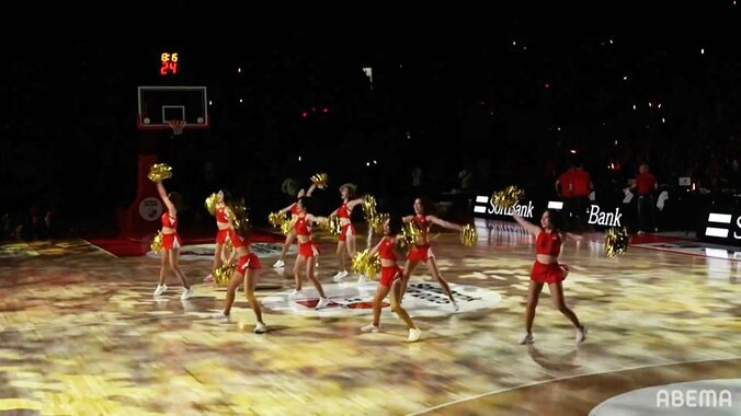 「美しい」バスケ日本代表チアの“華麗ダンス”が話題！「笑顔が素敵」「キレキレだ」“アカツキヴィーナス”が前転や足上げでアリーナ盛り上げ【バスケ男子日本代表】 3枚目