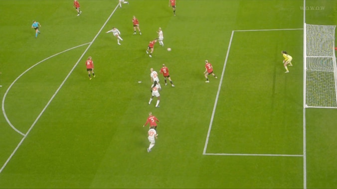 右足を振り抜く谷川萌々子