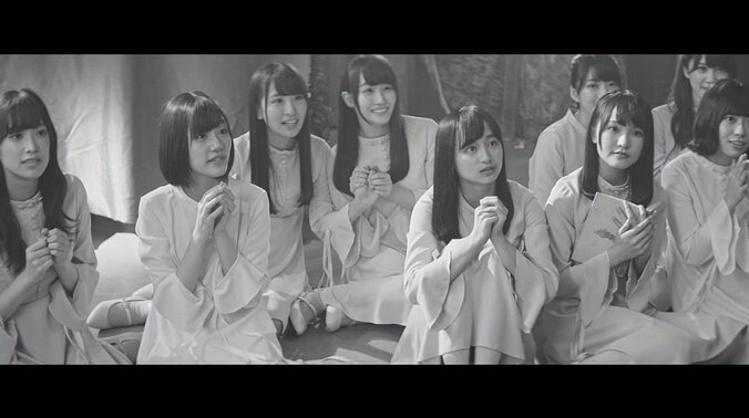 けやき坂46、カラフルな衣装で新曲「それでも歩いてる」MVを美しく彩る 6枚目