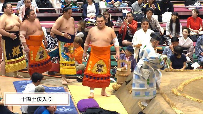 力士の隙間から着物姿の美人女優が“チラリ、チラリ” 十両土俵入りで“ただならぬ”存在感と気品 2枚目