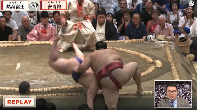 取り直しでジャンプするように土俵を割った熱海富士