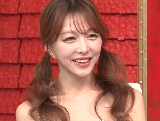 【写真・画像】“殿堂入りのレジェンドキャバ嬢”豊満バストとくびれがあらわな紐ビキニ姿をSNSで公開　1枚目