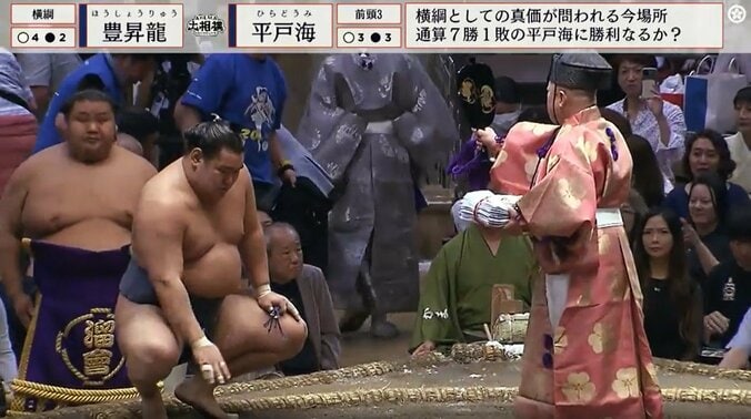 懸賞の束を受け取る豊昇龍