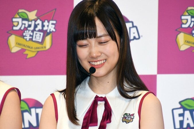 カズレーザー、斎藤飛鳥に「小顔すぎる！」　乃木坂メンバーが「変顔ボトル」に大はしゃぎ 4枚目